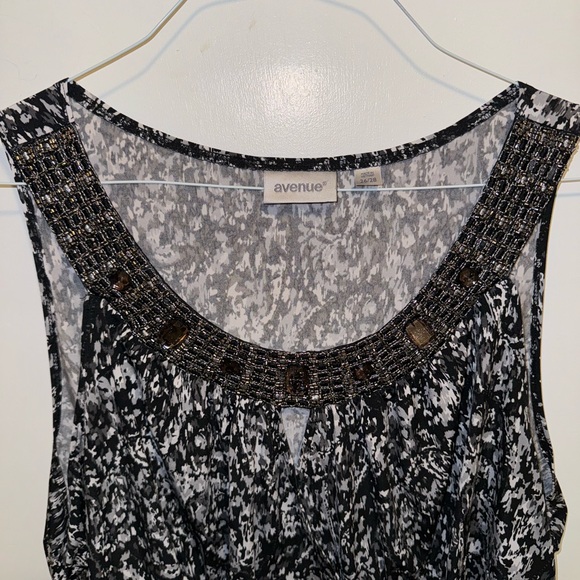 Women’s Sparkly Sleeveless Black and White Blouse - Avenue Brand Size 26/28 - Picture 3 of 6